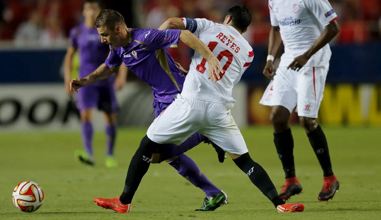 Duel panas terjadi di leg pertama semifinal Europa League antara Sevilla dengan Fiorentina di Stadion Ramon Sanchez , Spanyol, Kamis (7/5/2015). Sevilla menang 3-0 atas Fiorentina. (REUTERS/Marcelo del Pozo)