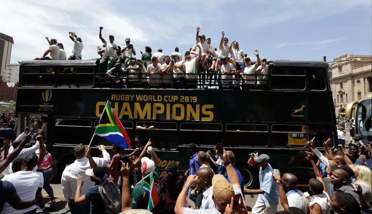 Timnas Afrika Selatan menyapa warga saat parade kemenangan Piala Dunia Rugby 2019 di Kota Johannesburg, Afrika Selatan, Kamis (7/11/2019). Timnas Afrika Selatan meraih gelar juara Piala Dunia Rugby 2019 setelah mengalahkan Inggris di final. (AP Photo/Themba Hadebe)