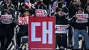 Para pendukung Yoon Suk-yeol juga membawa poster-poster bertuliskan "Kami akan bertarung bersama Presiden Yoon Suk-Yeol".(Philip FONG/AFP)