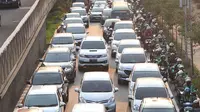 Kendaraan terjebak kemacetan di Jalan Casablanca, Jakarta, Sabtu (6/10). Adanya JLNT Kampung Melayu-Tanah Abang di kawasan tersebut tidak berdampak signifikan untuk mengurai kemacetan akibat tingginya volume kendaraan. (Liputan5.com/Immanuel Antonius)