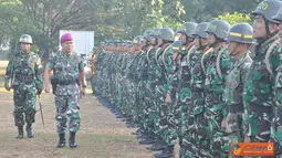 Citizen6, Sidoarjo: Wakil Komandan Kobangdikal Brigjen TNI (Mar) Sturman Panjaitan membuka Pendidikan calon perwira TNI AL reguler di Lapangan Dakota Puslatdiksarmil Kobangdikal di Juanda, Sidoarjo, Jumat (12/10). (Pengirim: Penkobangdikal).