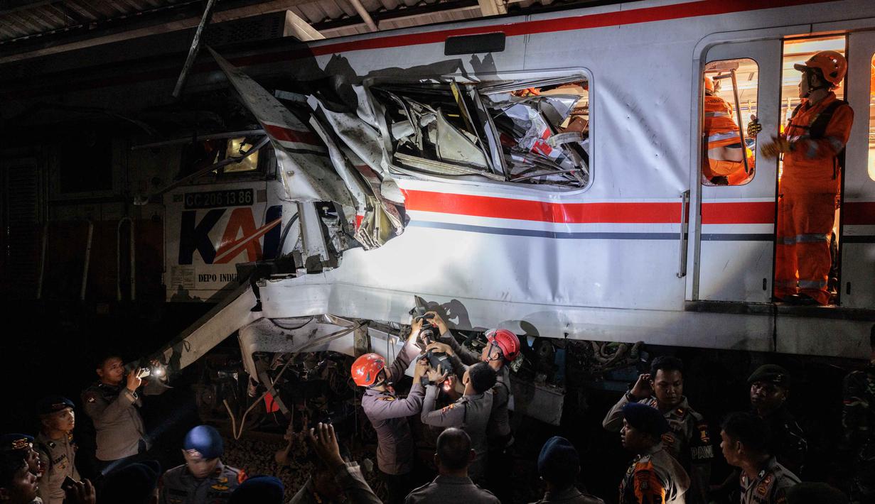 Tim penyelamat bekerja di lokasi terjadinya tabrakan kecelakaan Kereta Api Jarak Jauh (KAJJ) Argo Bromo Anggrek dengan Kereta Rel Listrik (KRL) Commuter Line di Stasiun Bekasi Timur, Jawa Barat, pada Selasa 28 April 2026 dini hari. (Yasuyoshi Chiba/AFP)