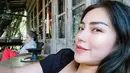 Potret selfie Jessica Iskandar ini memperlihatkan parasnya dengan riasan wajah yang minim. Ia hanya mengerjakan alis dan memberi sedikit lipstik berwarna merah muda untuk rona wajah yang lebih segar. Foto: Instagram.