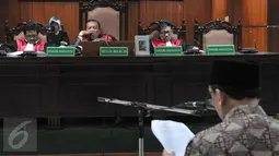 Majelis hakim menyimak pembacaan pledoi Fuad Amin Imron di Pengadilan Tipikor, Jakarta, Kamis (8/10/2015). Dalam pledoinya Fuad Amin meminta hakim mengadili seadil adilnya. (Liputan6.com/Andrian M Tunay)