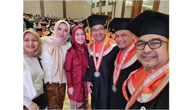 6 Potret Sahrul Gunawan Wisuda S2, Bahagia Didampingi Dine Mutiara