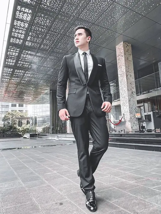 Kerap mengunggah gaya OOTD saat memakai setelan jas, penampilan Verrell ini pun disebut-sebut mirip seorang pebisnis muda. Meski terlihat cukup formal, namun gaya penampilannya tetap terlihat begitu menawan. (Liputan6.com/IG/@bramastavrl)
