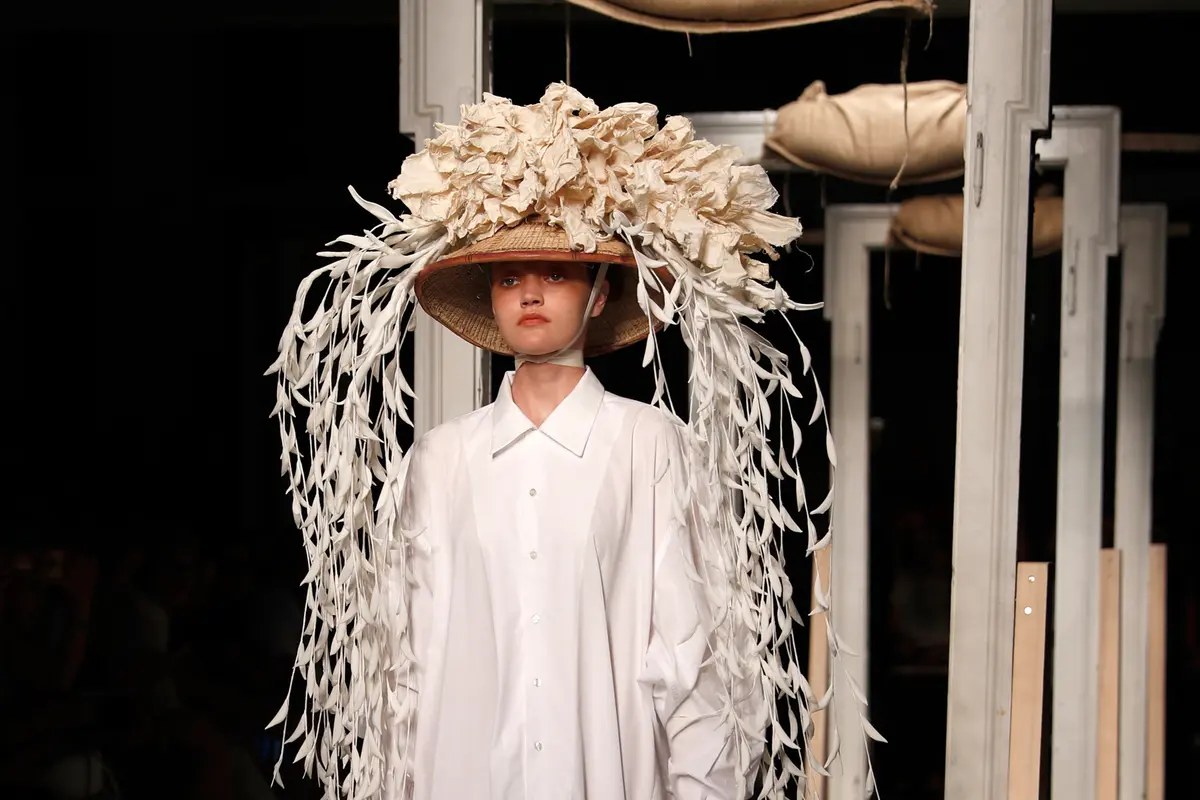 Kreasi Tumbuhan di Topi Model Milan Fashion Week