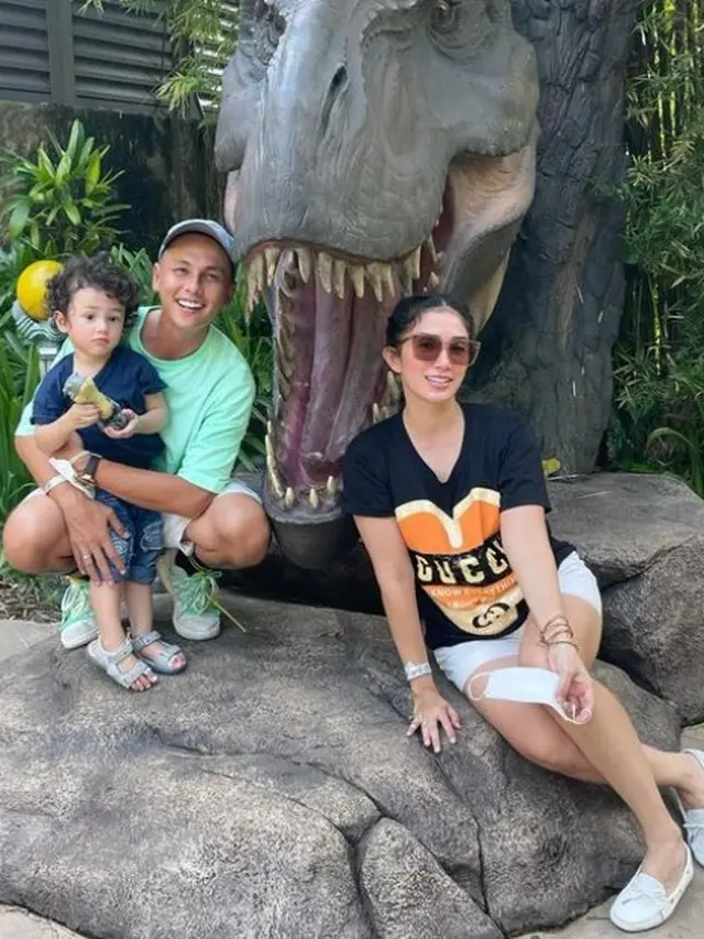 OOTD Ussy Sulistiawaty saat liburan (Instagram/ussypratama)