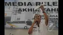 Anggota Tim Investigasi AirAsia QZ8501, Kapten Ertata Lananggalih menjelaskan perkiraan proses jatuhnya pesawat saat berlangsungnya Media Rilis KNKT Tahun 2014 di Jakarta, Kamis (29/1/2015). (Liputan6.com/Herman Zakharia)
