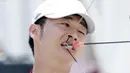Pemanah Jepang, Oyama Kohji, menggunakan mulutnya saat menarik busur panah pada Asian Para Games di GBK, Jakarta, Selasa (9/10/2018). Jepang kalah dengan skor 125-137 dari Korea Selatan. (Bola.com/M Iqbal Ichsan)