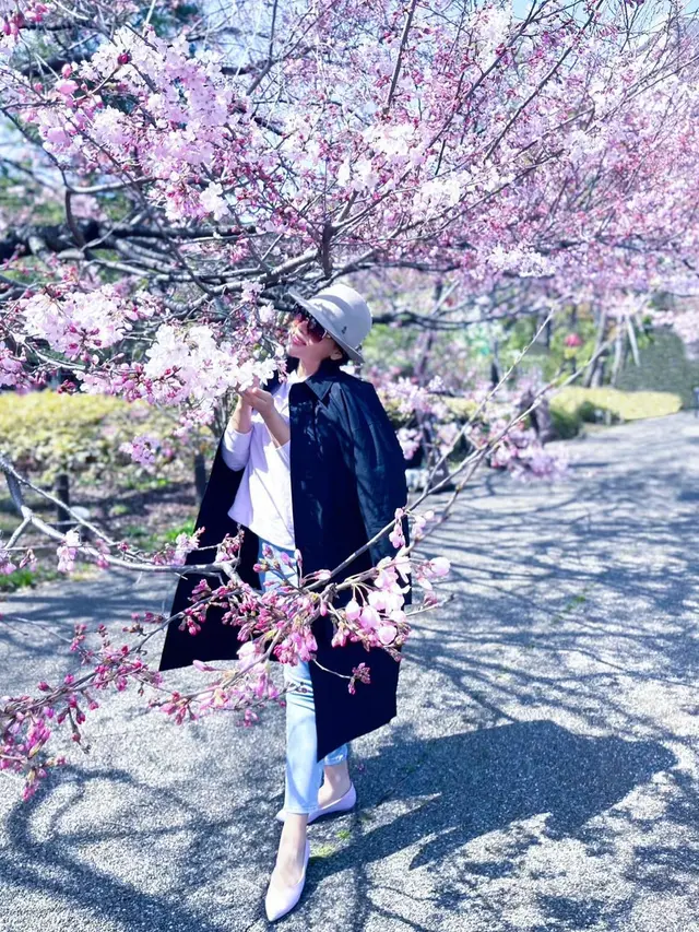 6 Potret Syahrini Menikmati Musim Semi di Jepang, Tetap Stylish