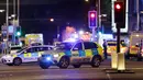 Kendaraan polisi terlihat di lokasi serangan teror dekat kawasan London Bridge, Sabtu (3/6). Setelah sebuah van menabrak pejalan kaki di Jembatan London, aksi penusukan juga terjadi di sebuah kafe tak jauh dari tempat tersebut. (AP Photo/ Matt Dunham)