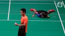 Tunggal putra Indonesia, Anthony Ginting, memegang kok saat melawan Soong Joo Ven pada final beregu SEA Games 2019 di Multinlupa Sport Center, Filipina, Rabu (4/12/2019). Ginting menang 13-21, 21-15, dan 21-18. (Bola.com/M Iqbal Ichsan)