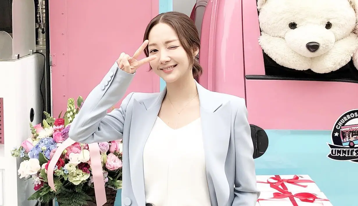 Penampilan menawan dengan pakai jas memang terlihat pantas dikenakan oleh Park Min-young. Pemilik tinggi badan 164 cm ini kian memancarkan aura cantiknya saat bergaya bak sekretaris. Netizen pun kompak memuji kecantikan Park Min-young dengan gaya penampilan pakai jas. (Liputan6.com/IG/@rachel_mypark)