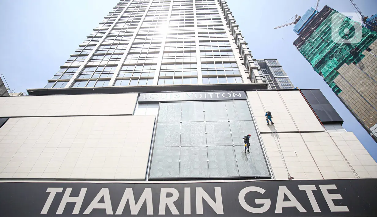 Pekerja membersihkan gedung di kawasan Thamrin, Jakarta, Rabu (21/10/2020). Berdasarkan data BPJamsostek, angka klaim kecelakaan kerja pada semester I 2020 dari Januari sampai Juni 2020 meningkat 128 persen atau naik dari sebelumnya 85.109 kasus menjadi 108.573 kasus. (Liputan6.com/Faizal Fanani)