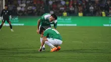 Pemain Timnas Indonesia U-23 Marc Anthony Klok (atas) mencoba menenangkan Egy Maulana Vikri saat melawan Timnas Vietnam U-23 pada pertandingan Grup A SEA Games 2021 di Viet Tri Stadium, Hanoi, Vietnam, Jumat (6/5/2022). Timnas Indonesia U-23 kalah 0-3. (Liputan6.com/Dok. PSSI)