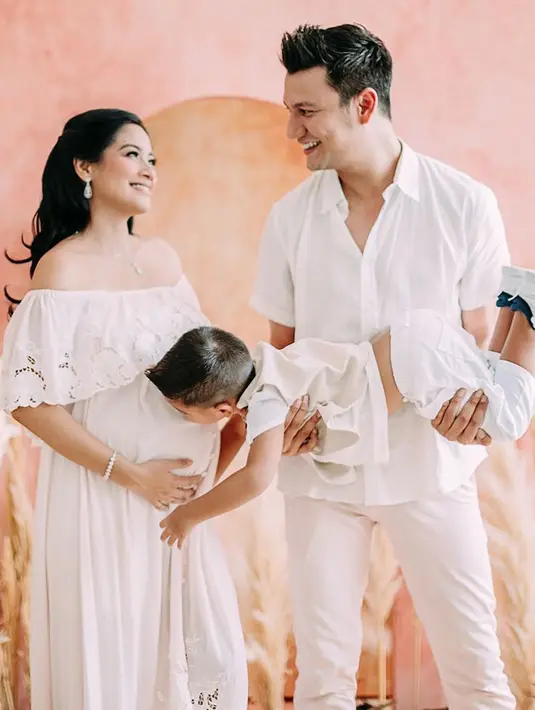 Sebelum menikah pada 2009, Titi Kamal dan Christian Sugiono sempat LDR. Pasangan ini harus menjalani LDR antara Indonesia dan Australia. (foto: instagram.com/titi_kamall)