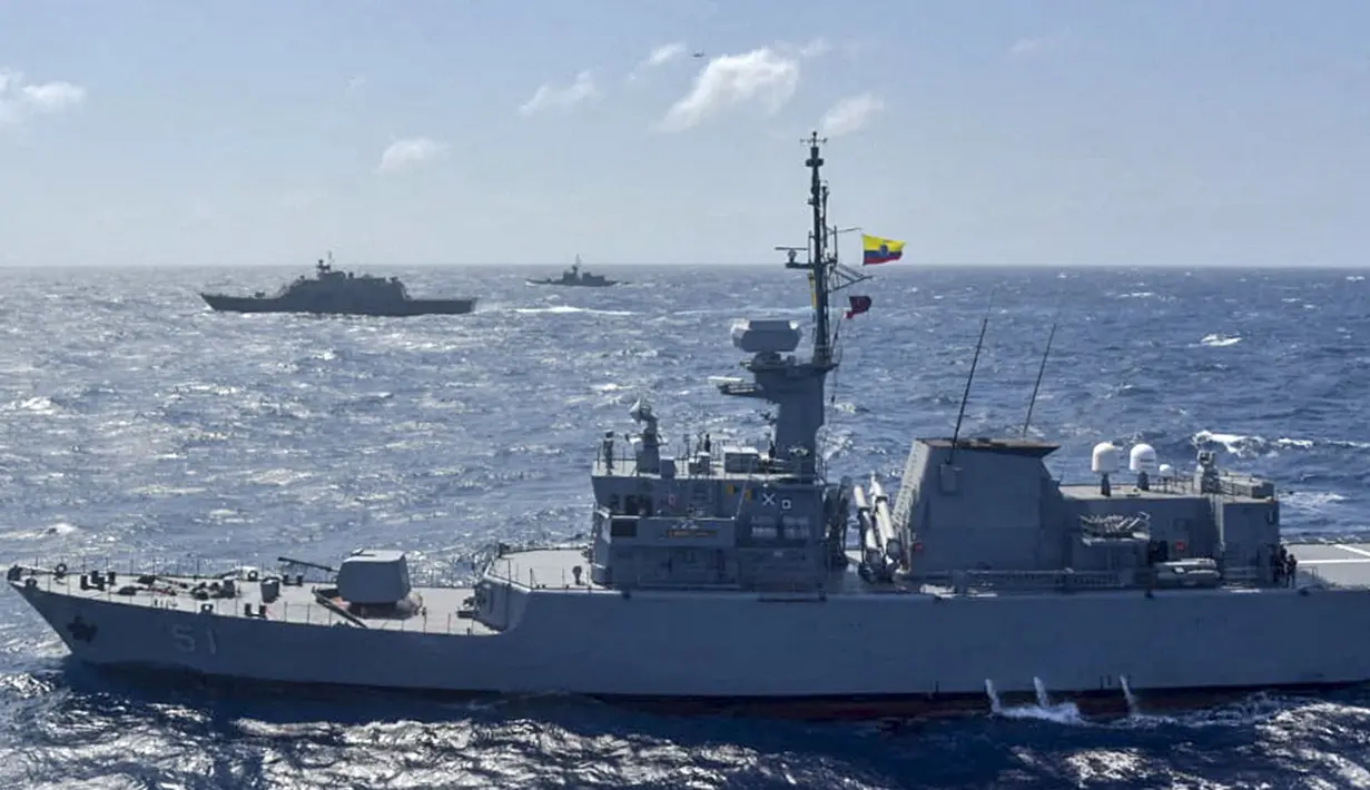 Pemandangan fregat tentara Kolombia saat latihan militer 70 mil laut (130 kilometer) dari Cartagena, Kolombia, 28 Februari 2022. Kolombia dan AS memulai latihan militer di Karibia yang mencakup kegiatan dengan kapal selam nuklir. (PRENSA ARMADA DE COLOMBIA/Colombian National Navy/AFP)