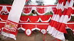 Pedagang menjajakan bendera dan umbul-umbul yang dijual di kawasan Tanjung Barat, Jakarta, Senin (1/8). Bendera dan umbul-umbul tersebut dijual mulai dari Rp.20 ribu hingga Rp.250 ribu, tergantung ukuran. (Liputan6.com/Immanuel Antonius)