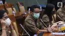 Menteri Pariwisata dan Ekonomi Kreatif Sandiaga Uno didampingi Wakil Menteri Anggela Herliani Tanoesoedibjo mengikuti Rapat Kerja dengan Komisi X di gedung DPR RI, Jakarta, Kamis (14/1/2021). (Liputan6.com/Angga Yuniar)