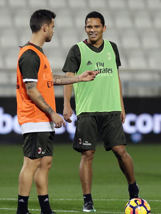 Pemain AC Milan, Carlos Bacca, berdiskusi dengan rekannya Suso (kiri) saat berlatih di Doha, Qatar, Kamis (22/12/2016). Latihan ini merupakan persiapan jelang laga penuh gengsi, Supercoppa Italiana melawan Juventus. (AFP/Karim Jaafar)