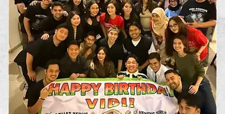 Sang istri, Sheila Dara tampil dengan halter tank top hitam dan celana jeans. [@vidialdiano/@mahalini/@yurayunita].