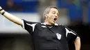 Aksi wasit Alan Wiley saat memimpin pertandingan Liga Premier antara Chelsea versus Everton di Stamford Bridge, London, 11 November 2007. AFP PHOTO / ADRIAN DENNIS