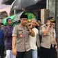 Kapolres dan Wakapolres Metro Tangerang, Kombes Harry Kurniawan dan AKBP Harley H. Silalahi, memakamkan santri korban kecelakaan lalu lintas (Liputan6.com/istimewa)