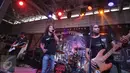 Slank membawakan lagu dari album terbaru mereka yang bertajuk "Palalopeyank"Jakarta, Selasa (7/2). Slank ingin mengkritik para penyebar kebencian yang ramai di media sosial dengan sebuah jargon unik "Palalopeyank".(Liputan6.com/Herman Zakharia)