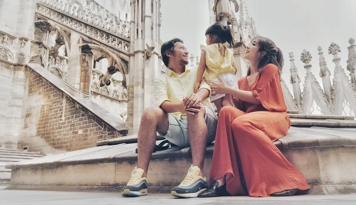 Lihat betapa serasinya keluarga Gading Marten dan Gisella Anastasia. Keindahan gedung-gedung di Milan seakan menjadi penyempurna keharmonisan keluarga Gading dan Gisel. (Foto: instagram.com/gisel_la)