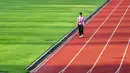Melalui partisipasi aktif dalam kegiatan fisik, seperti lari santai ataupun berjalan kaki, para perempuan diharapkan semakin percaya diri dan memiliki kesadaran lebih terhadap pentingnya menjaga kesehatan. Tampak dalam foto, para pelari wanita mengikuti acara 'She Runes the World' di stadion Harapan Bangsa, Banda Aceh, Aceh, pada Minggu 3 Mei 2026. (CHAIDEER MAHYUDDIN/AFP)
