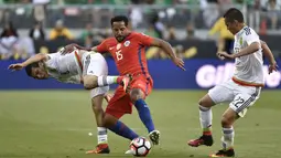 Perebutan bola antara pemain Cile dan Meksiko dalam perempat final Copa America Centenario 2016 di Stadion Levis, Santa Clara, AS, Minggu (19/6/2016). (AFP/Omar Torres)