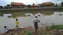 warga memancing di Setu Babakan, Jagakarsa, Jakarta Selatan, Minggu (10/3). Pulau buatan yang berada di tengah Setu Babakan nantinya akan disulap menjadi destinasi wisata budaya Betawi. (merdeka.com/Arie Basuki)