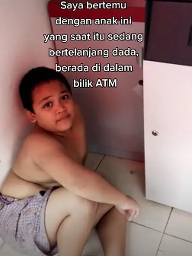 Bocah Ini Telanjang Dada Sambil Istirahat di Bilik ATM, Kisah di Baliknya Bikin Terharu