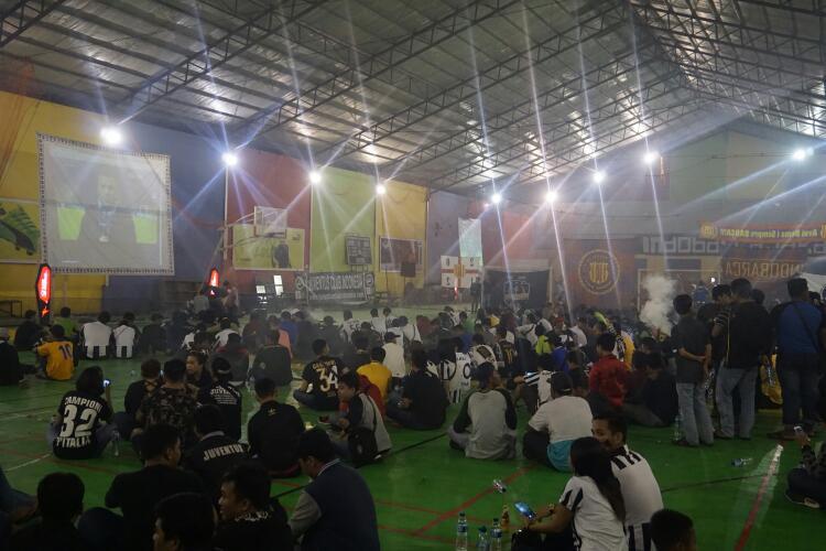 Juventus Club Indonesia dan Indo Barca menggelar acara nonton bareng pertandingan Juventus melawan Barcelona pada Selasa (12/4/2017). (Bola.com/Nadhio Andromeda)