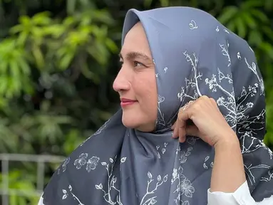 Lama tak terdengarnya kabarnya, kini Sarah Amalia sudah putuskan berhijab. Ia memutuskan untuk pakai hijab sejak 2019. Potretnya yang kini berusia 43 tahun pun banjir pujian karena terlihat anggun. (Liputan6.com/IG/khaiscarves)