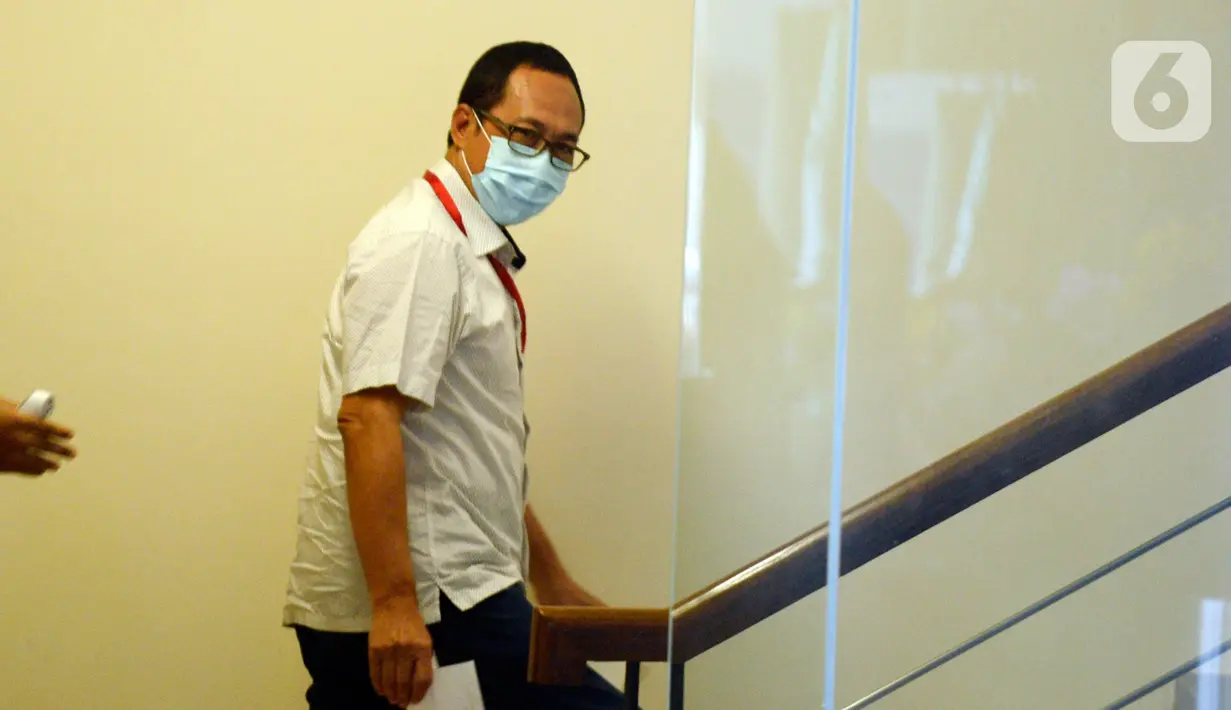 Manajer Penjualan Aircraft Service Wilayah Domestik PT Dirgantara Indonesia, Kemal Hidayanto menaiki anak tangga menuju ruang pemeriksaan di Gedung KPK, Jakarta, Rabu (17/06/2020). (merdeka.com/Dwi Narwoko)