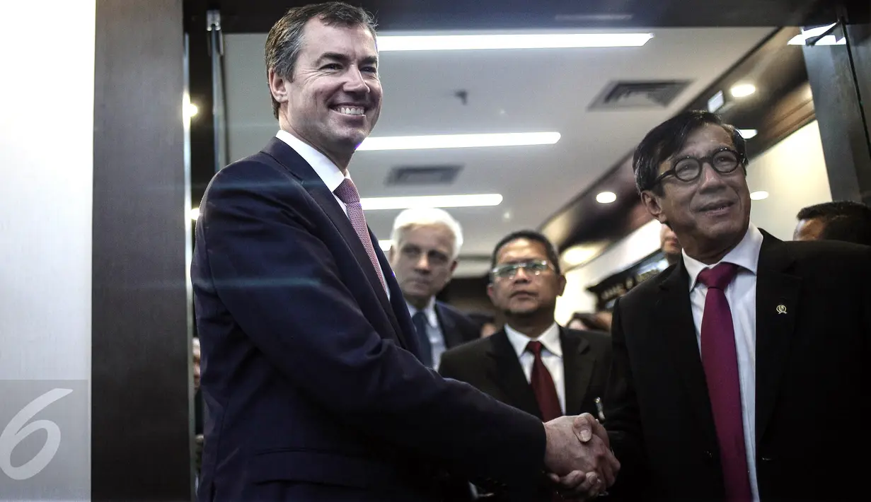 Menkumham Yasonna Laoly dan Menteri Kehakiman Australia, Michael Keenan bersalaman usai mengadakan pertemuan di Kemenkumham, Jakarta, Selasa (9/8). Keduanya bertemu untuk membahas masalah hukum antara Indonesia dan Australia. (Liputan6.com/Faizal Fanani)