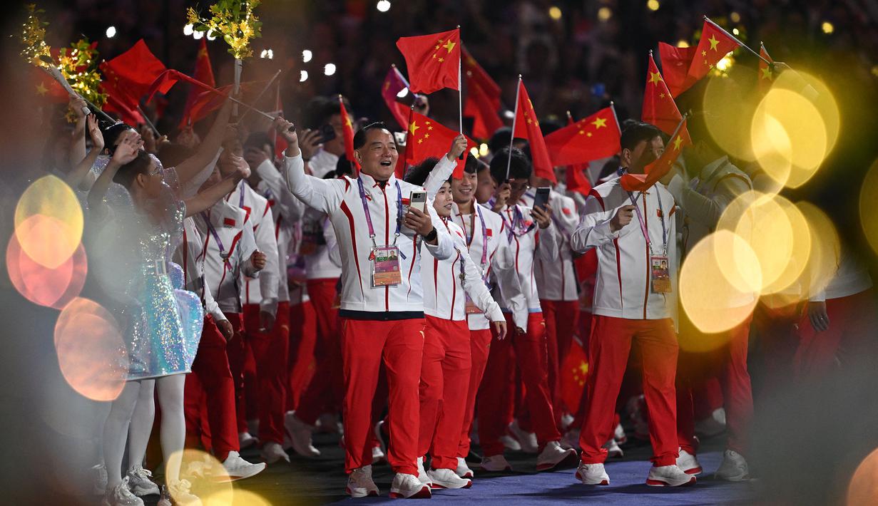 Parade kontingen tuan rumah China saat upacara penutupan Asian Games 2022 yang berlangsung di Hangzhou Olympic Sports Centre Stadium, Hangzhou, China pada Minggu (08/10/2023). (AFP/Philip Fong)