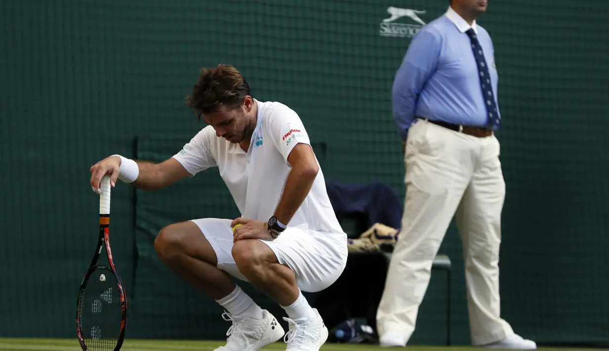 Cedera lutut membuat Stan Wawrinka kesulitan saat menghadapi Daniil Medvedev di  Wimbledon Tennis Championships 2017, London, (3/7/2017). Stan kalah 4-6, 6-3, 4-6, 1-6. (AP/Kirsty Wigglesworth)