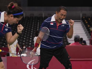 Dihari terakhir, Hary Susanto/Leani Ratri Oktila berhasil menambah pundi-pundi medali emas Indonesia di Paralimpiade Tokyo 2020. Hary/Leani memperoleh medali emas dari cabang olahraga bulutangkis nomor ganda campuran kelas SL3-SU5. (Foto: AP/Kiichiro Sato)