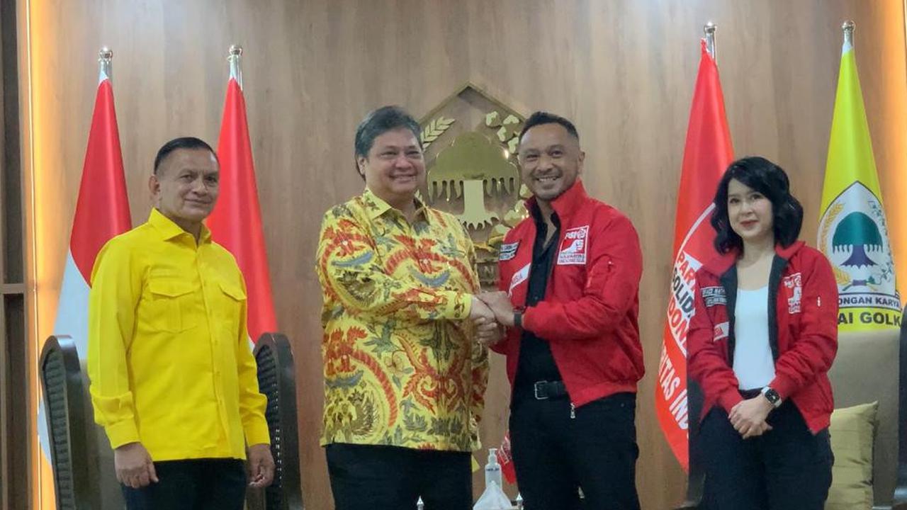 Ketua Umum Partai Golkar Airlangga Hartarto menerima kunjungan pengurus DPP Partai Solidaritas Indonesia (PSI) di Kantor DPP Partai Golkar, Jalan Anggrek Nelly Murni, Slipi, Jakarta Barat, Rabu (12/4/2023).