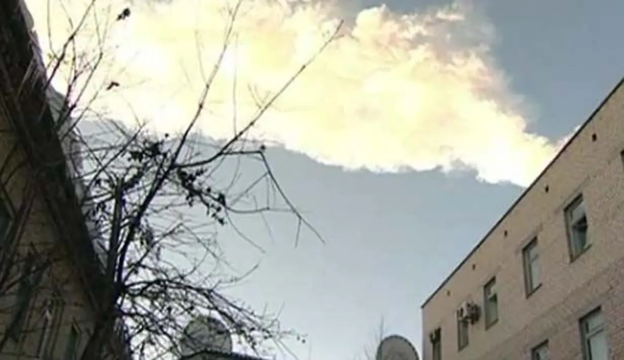  Bekas lintasan meteor yang jatuh di Rusia itu meninggalkan jejak asap, Selasa (22/4/2014) (Livescine.com)