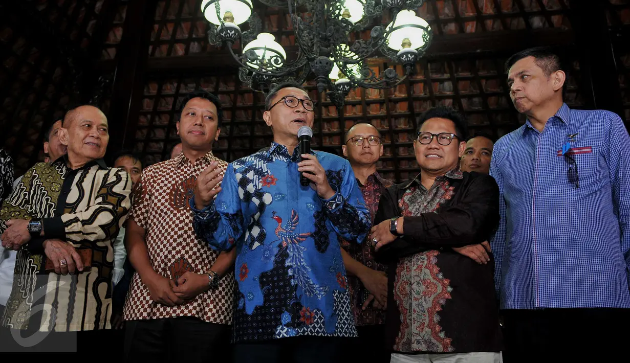 Ketum PAN Zulkifli Hasan memberi keterangan usai rapat konsolidasi di kediaman Presiden ke-6 Susilo Bambang Yudhoyono di Cikeas, Bogor, Kamis (22/9). Rapat dilakukan untuk mencari calon pasangan penantang bagi Ahok-Djarot. (Liputan6.com/Gempur M Surya)