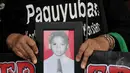 Salah satu foto korban pelanggaran Ham dibawa saat aksi Kamisan di depan Istana Negara, Jakarta, Kamis (21/5/2015). Kontras menilai pemerintah telah gagal memberikan kepastian hukum. (Liputan6.com/Johan Tallo)
