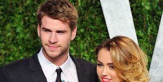 Miley Cyrus dan Liam Hemsworth, selalu ramai dibicarakan soal kemesraan dan hubungannya. Kali ini dikabarkan Miley dan Liam memiliki sebuah rencana yang lebih serius. (AFP/ALBERTO E. RODRIGUEZ)