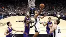 Pemain San Antonio Spurs, Tony Parker #9 melakukan tembakan saat dihadang para pemain Phoenix Suns pada laga NBA di AT&T Center, (28/12/2016). (Reuters/Soobum Im-USA TODAY Sports)