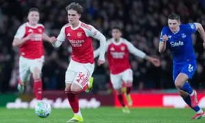 Remaja berusia 16 tahun tersebut tampil sebagai sosok penentu meski baru dimainkan pada paruh kedua pertandingan. Ia bahkan mengunci kemenangan Arsenal sekaligus menorehkan rekor baru dalam sejarah kompetisi. (AP Photo/Kin Cheung)