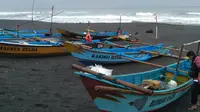 Perahu nelayan parkir seiring gelombang tinggi (Liputan6.com / Yanuar)