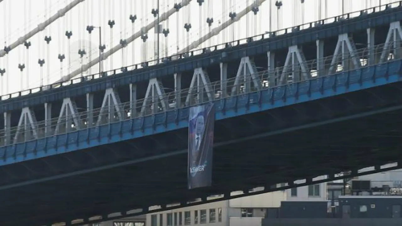 Spanduk Putin di Jembatan Manhattan